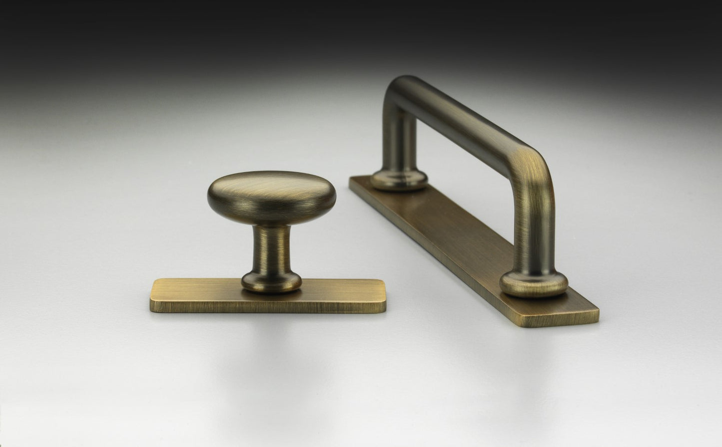 Banbury Cabinet Bar Handle on Backplate - 128mm Centres