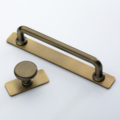 Banbury antique brass 32mm cabinet knob and 128mm bar handle on backplate