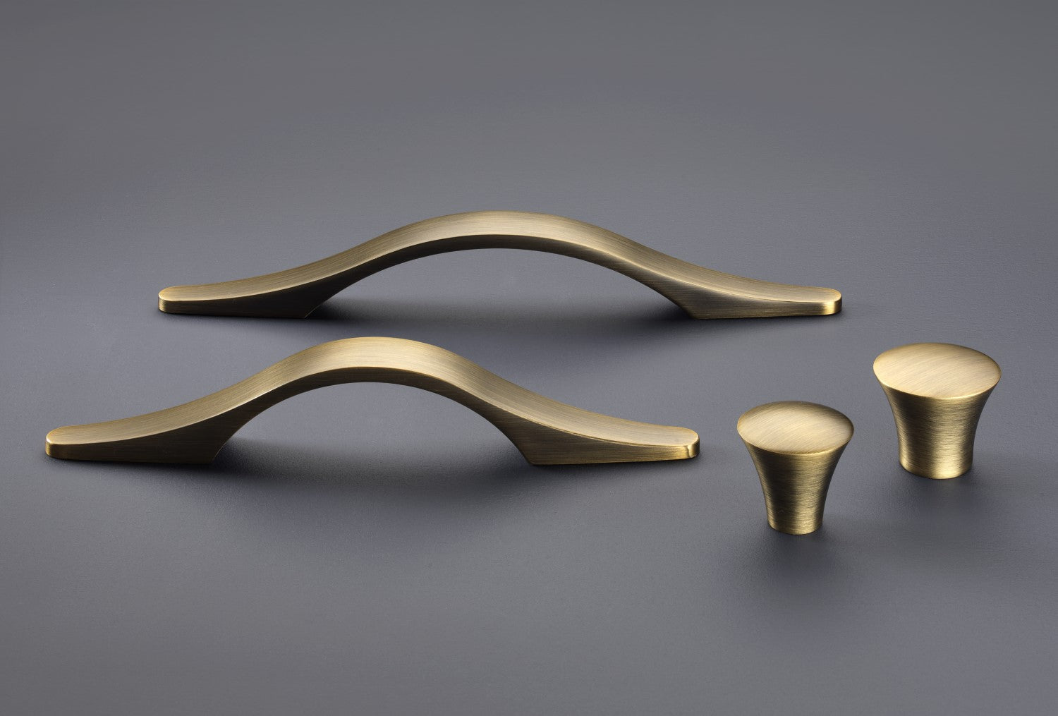 The Crofts & Assinder Malvern Cabinet Handles & Knobs In Antique Brass